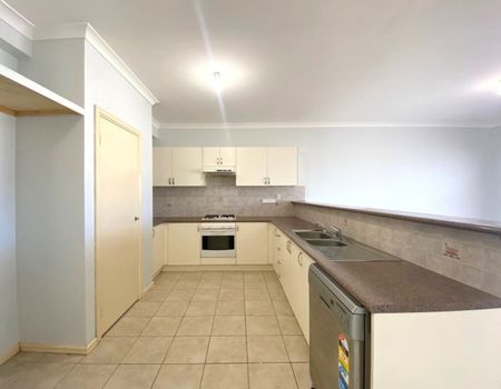 4 Bedroom Spacious Family Home! - Photo 4