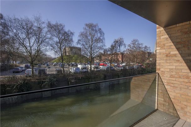 An exceptional two bedroom apartment with balcony overlooking the river located in the city centre. - Photo 1