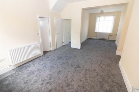 3 Bedroom House - Terraced - Photo 2