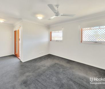 MODERN & LUXURIOUS HOME in the Sunnybank Hills School Catchment - Photo 1