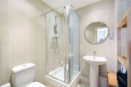 1120 sq ft modern apartment close to Tobacco Dock with private balcony. - Photo 5