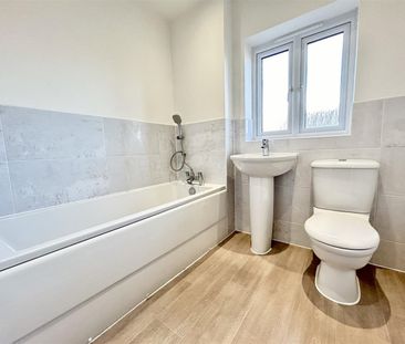 2 Bedroom House - Mid Terrace To Let - Photo 5