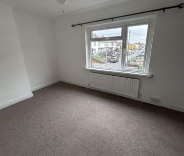 2 bedroom end of terrace house to rent - Photo 3