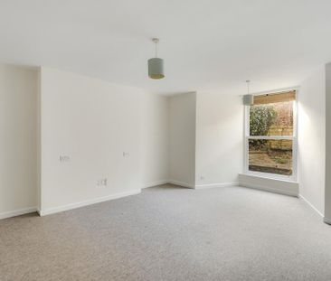 2 bedroom flat to rent - Photo 2