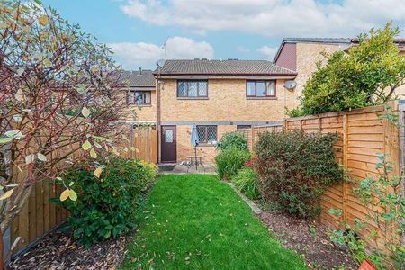 All Saints Close, Wokingham, RG40 - Photo 4