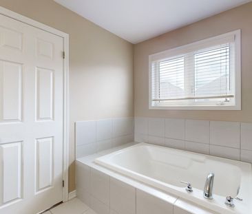 For Lease - 2372 Equestrian Crescent, Oshawa, Ontario - Photo 2