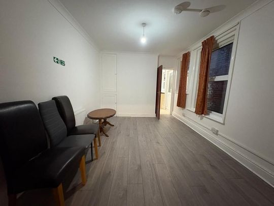 6 bedroom semi-detached house to rent - Photo 1