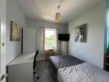 Room 3: Flat 4, 30 Stoke Road, Guildford, GU1 4HR - Photo 2