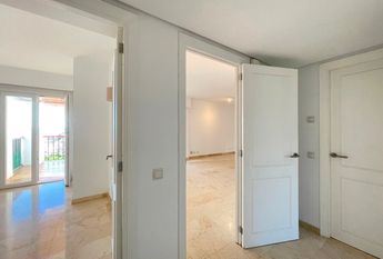 Elegante apartamento con terraza, piscina, vistas al mar, parking, 3 dormitorios. San Agustin, Palma.