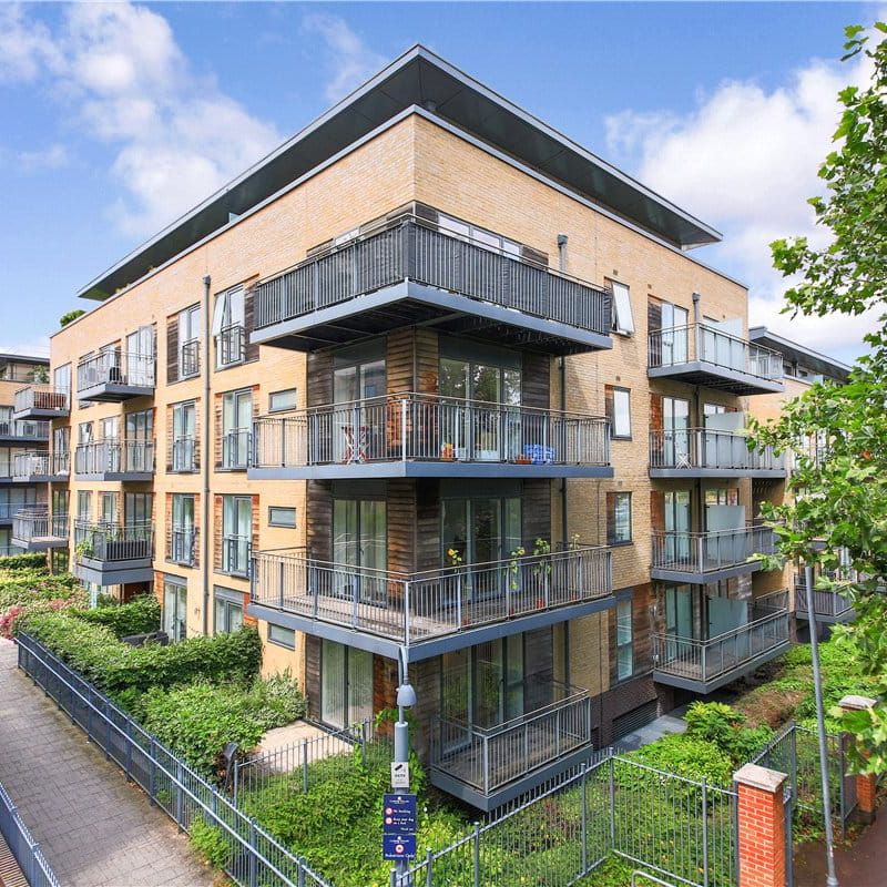 Well presented 2 bedroom third floor apartment at this prestigious development in Cambridge with unrivalled facilities. Under floor heating throughout. Underground Car Parking. Secure bike store. Phone entry system. Usage of leisure facilities including Gym. Furnished. - Photo 1