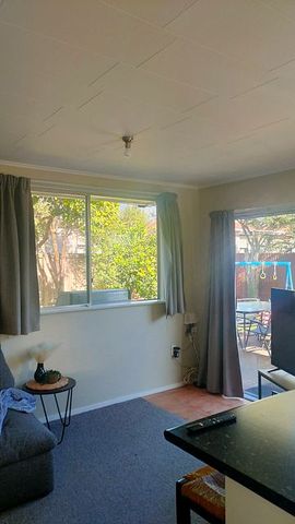 Private, fully fenced flat close to town - Photo 2