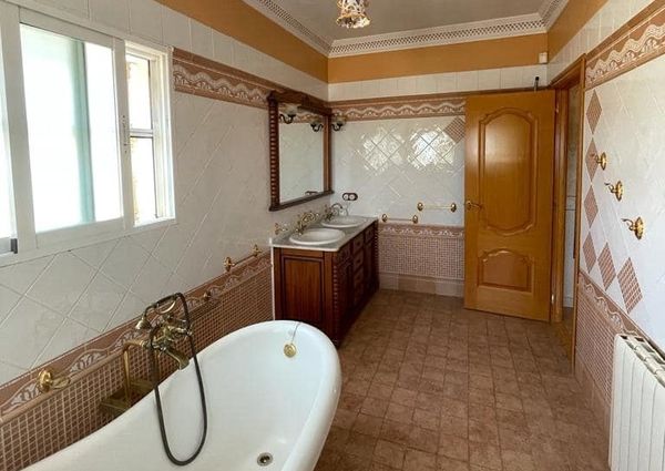 LONG TERM RENTAL. Spacious villa with 6 bedrooms for rent.