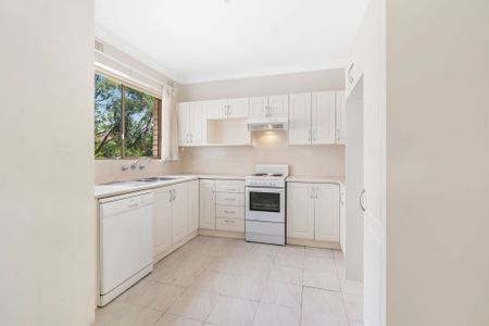 Oversized 2 Bedroom Apartment - Photo 4