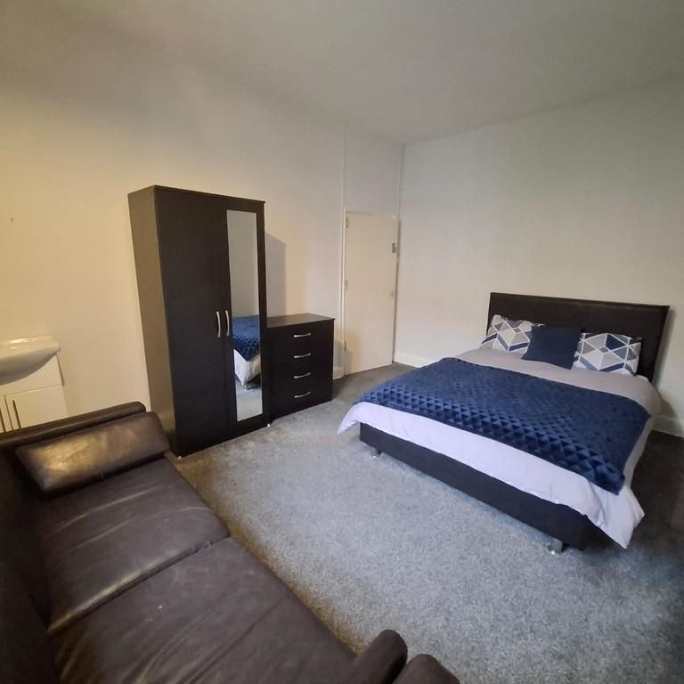 1 bedroom in a house share to rent - Photo 1