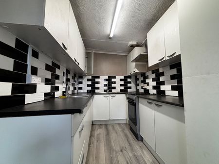 2 Bed Flat, Roston Road, M7 - Photo 2