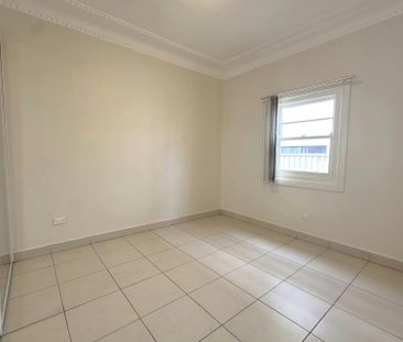 SPACIOUS THREE BEDROOM FAMILY HOME IN A PRIME GREENACRE LOCATION - Photo 4