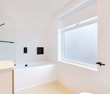 A stylish three bedroom house in central Tunbridge Wells location n... - Photo 5