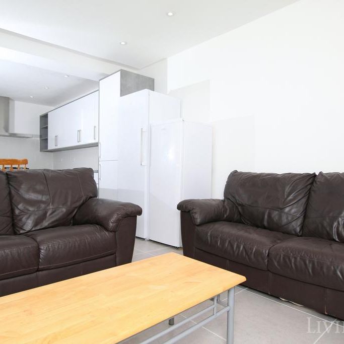 5 bedroom terraced house to rent - Photo 1