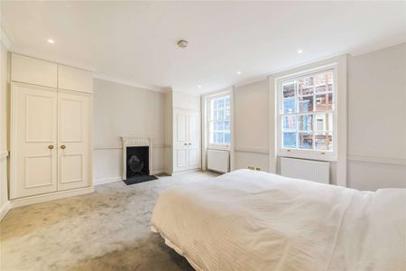 Remarkable Georgian family house, packed with charming and contemporary features. 3 - 4 double bedrooms, 3 bathrooms, 3 - 4 reception rooms, kitchen, garden, balcony and vault storage. - Photo 5