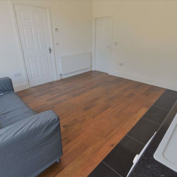 1 bedroom Flat in Kelso Road, Leeds - Photo 1