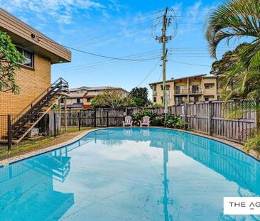 Renovated unit walking distance to beaches! - Photo 3