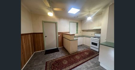 Family home in the heart of Werribee - Photo 4