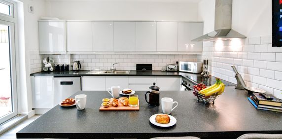 Modern Ensuite Near the Bristol Cycle Path - Photo 2