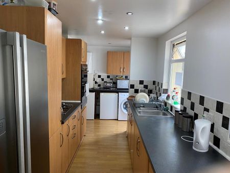 1 bedroom in a house share to rent - Photo 4