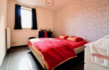 Centraal gelegen en recent appartement met 1 slpk en terras voor 725 EUR/mnd - Photo 2