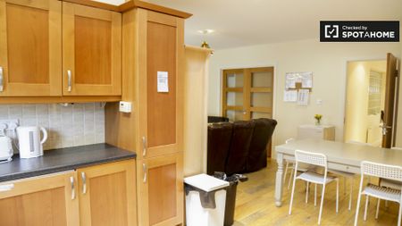 Room for rent in 5-bedroom apartment in Ballymun, Dublin - Photo 4