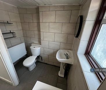 1 bedroom in a flat share to rent - Photo 6