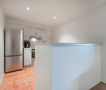 Sunny 1-Bedroom + Study Apartment with Car Park & Facilities - Photo 5