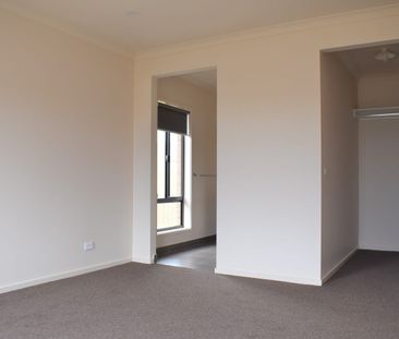 Modern 4-Bedroom Family Home in the Sought-After Woodlea Estate! - Photo 4