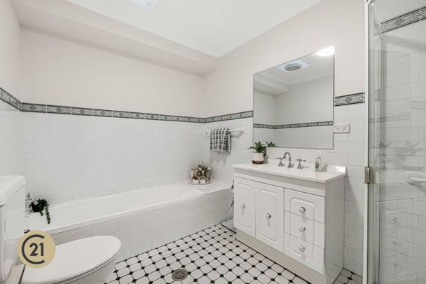 Spacious Family Home in Quiet Cheltenham Cul-De-Sac – Ideal for Schools & Transport! - Photo 1