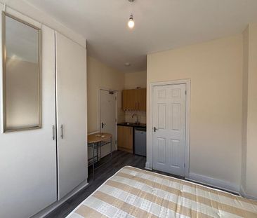 1 bedroom in a house share to rent - Photo 4