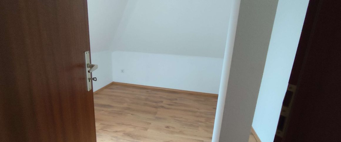 DG =2.OG ! gemütliche 3 Zimmer-Whg + EBK 25,- € moantl ! - Photo 1