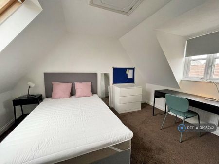 1 bedroom in a house share to rent - Photo 2