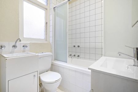 Two-bedroom Art Deco Apartment in Prime Location! - Photo 5