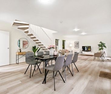 Stunning Sun-Soaked Townhouse in the Coveted Kew Gardens Estate - Photo 6