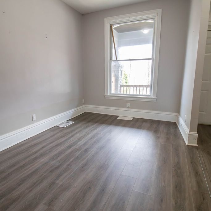 SPACIOUS 3 BEDROOM TOWNHOUSE IN HAMILTON!!! - Photo 1