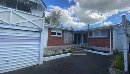 Three-Bedroom Home – Prime Chartwell Location - Photo 2