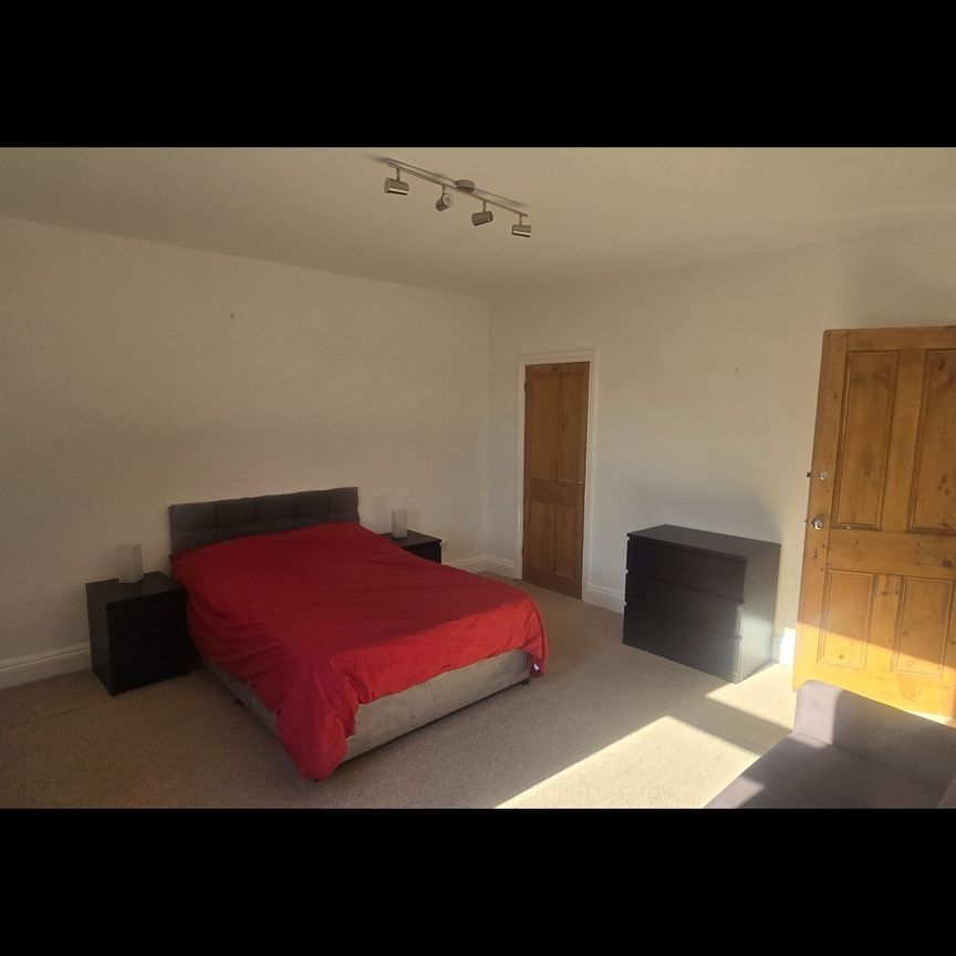 Room in a Shared House, Arthington View, LS10 - Photo 1