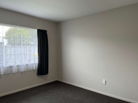 Freshly painted 3-bedroom unit in the heart of Hillmorton! - Photo 2