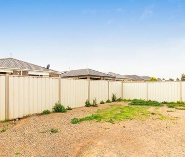 Stylish 3-Bedroom Home with 2 Bathrooms and Double Garage - Photo 4