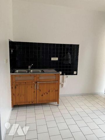 Maison à louer Rdc : séjour, salon, cuisine, salle de bains (douche et WC), une cour avec peti... - Photo 2