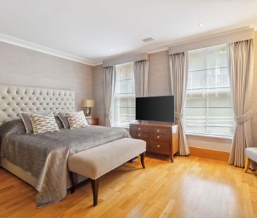 An elegant three bedroom residence within the prestigious Kings Che... - Photo 3