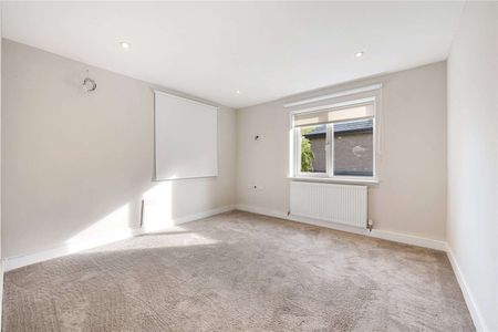 Exceptional contemporary home set within private gardens on one of Wilmslow's most prestigious roads - Photo 3