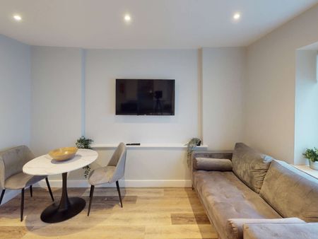 Flat 14, 58 Whiteladies Road Room 2 - Photo 2