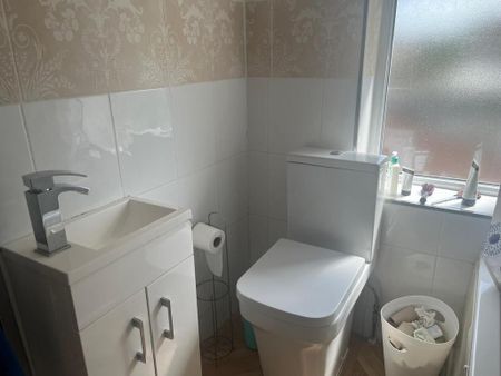 1 bedroom in a house share to rent - Photo 5