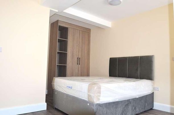 Worple Avenue, Staines-upon-thames, TW18 - Photo 1